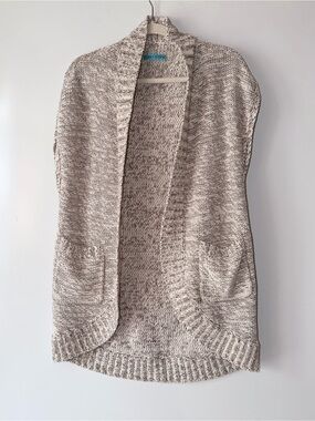 Alice + Olivia Marled Open-Front Knit Vest in Beige and Cream